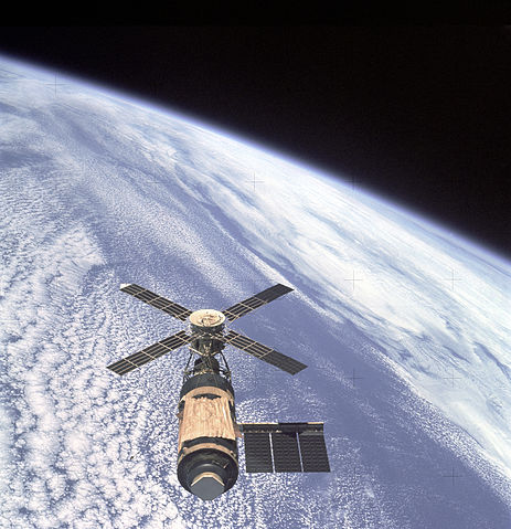 File:Skylab and Earth Limb - GPN-2000-001055.jpg