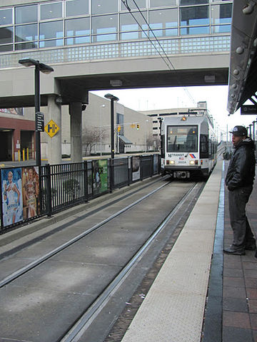File:Tram arriving at a station in the US.jpg