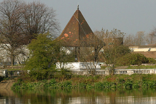 File:Boat Race Bandstand.jpg