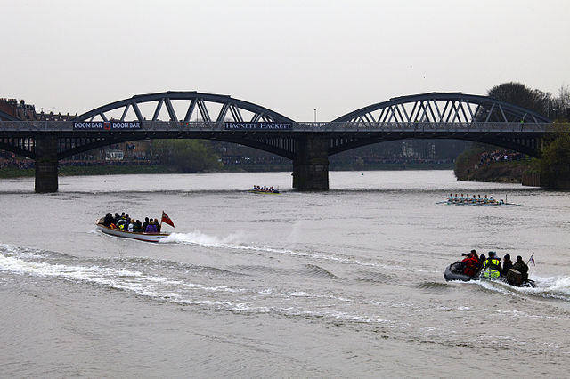 File:Boat Race 2011 Barnes Railway Bridge centre span.jpg