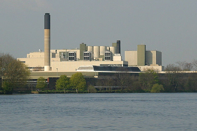 File:Boat Race Mortlake Brewery.jpg