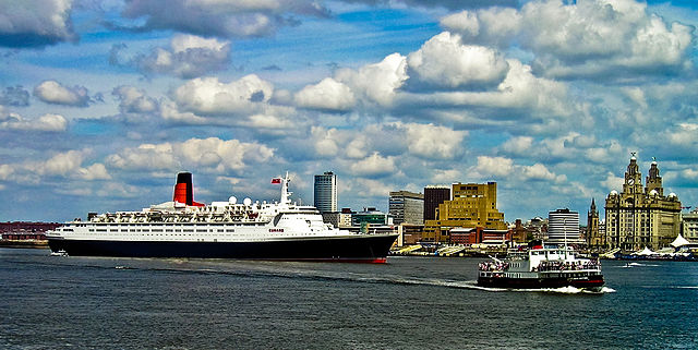 File:QE2 and Ferry Too (3556981118).jpg