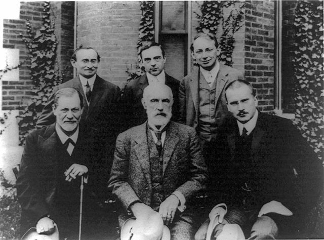 File:Hall Freud Jung in front of Clark 1909.jpg