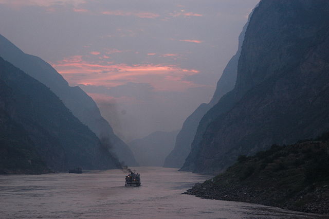 File:Dusk on the Yangtze River.jpg