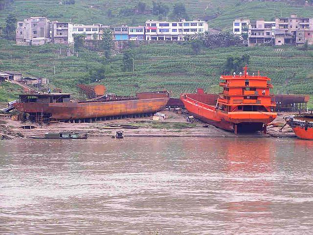 File:Yangzi river ship yard on river bank.jpg