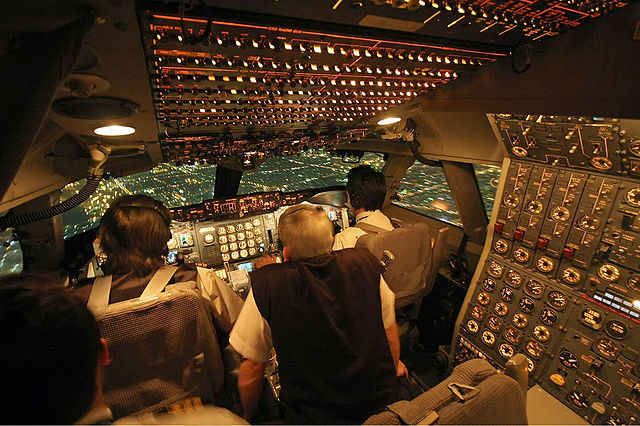 File:Iran Air Boeing 747-200 cockpit Sharifi.jpg