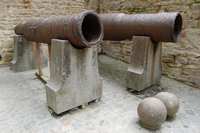 File:Cannons abandonded by Thomas Scalles at Mont Saint-Michel.jpg