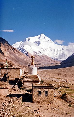 File:Mount Everest from Rombok Gompa, Tibet.jpg