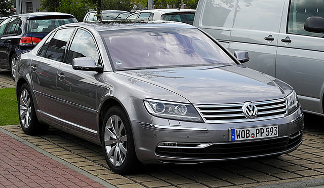 File:VW Phaeton 3.0 V6 TDI 4MOTION (2. Facelift) &ndash; Frontansicht, 10. August 2011, D&uuml;sseldorf.jpg