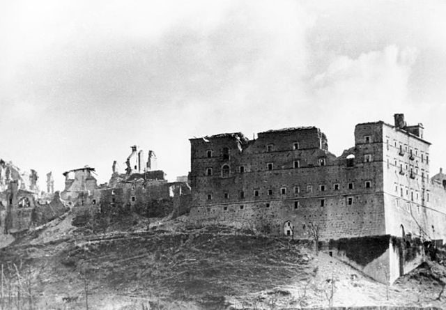 File:Bundesarchiv Bild 146-2005-0004, Italien, Monte Cassino.jpg