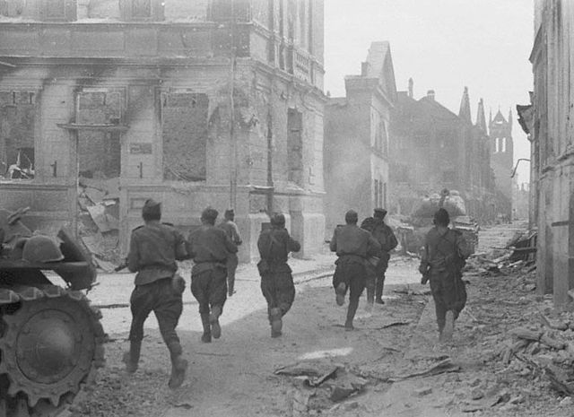 File:19440816 soviet soldiers attack jelgava.jpg