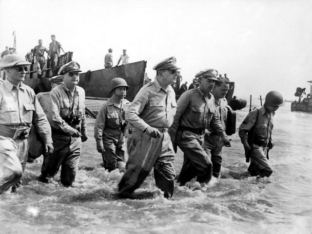 File:Douglas MacArthur lands Leyte1.jpg