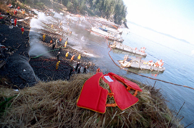 File:Exxon Valdez Cleanup.jpg