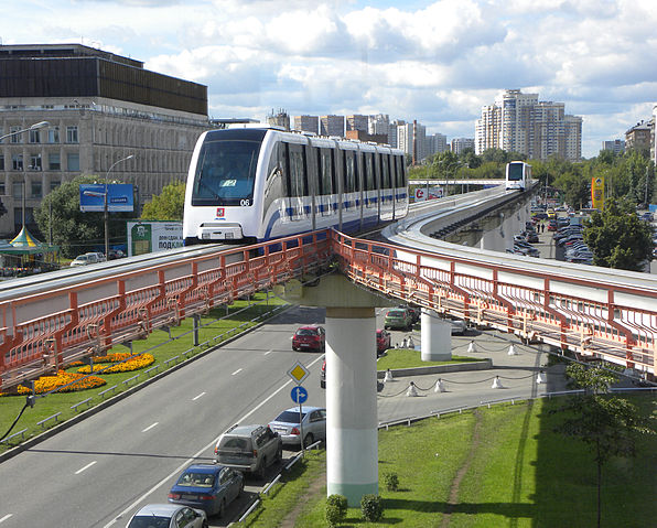 File:Monorail Moskau - Einfahrt in Station Telezentrum.jpg