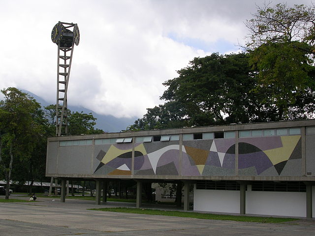 File:Clock-Armando Barrios UCV.JPG