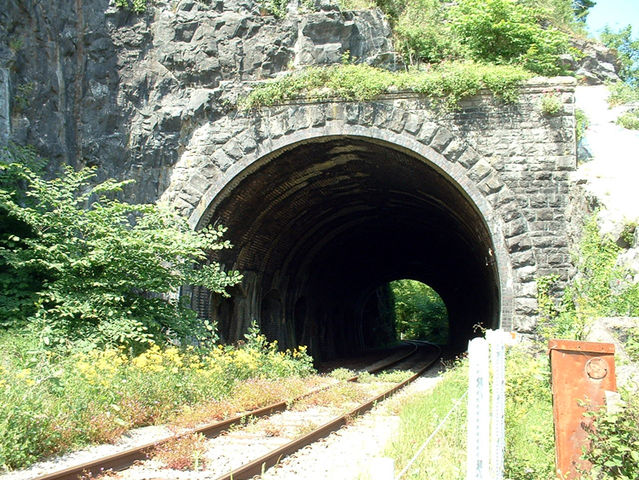 File:Bristol ag railway tunnel 02.jpg