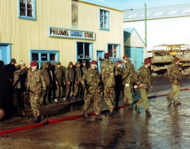 File:Argentine POWs guarded by 2 Para.jpg