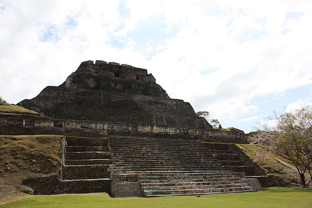File:Xunantunich El Castillo 2011.jpg