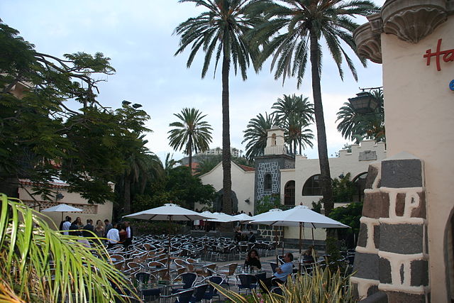File:Pueblo canario terraza.jpg