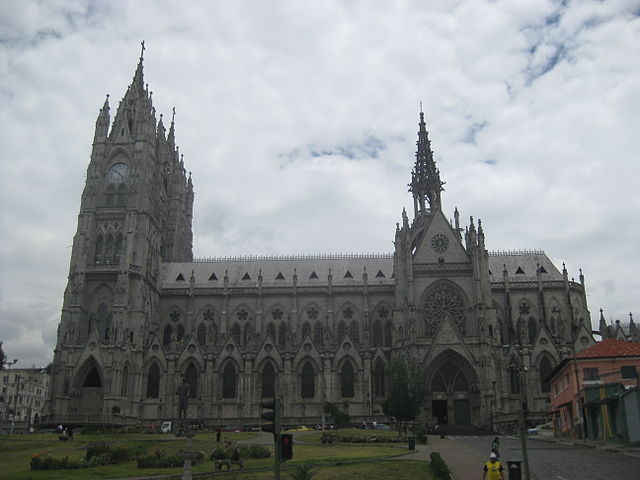 File:Bas&iacute;lica del Voto Nacional - Quito.jpg