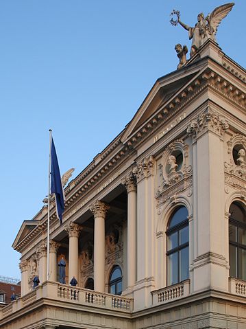 File:Z&uuml;rich - Opernhaus IMG 0090 ShiftN1.jpg