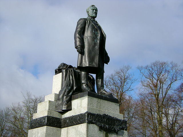 File:Andrew Carnegie's statue, Dunfermline.jpg