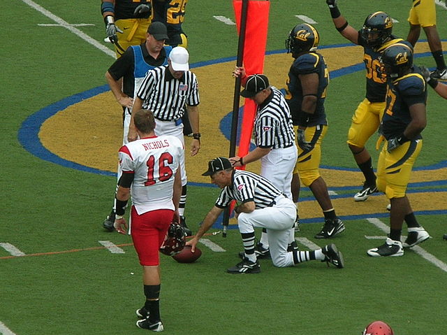 File:First down measurement at EWU at Cal 2009-09-12.JPG
