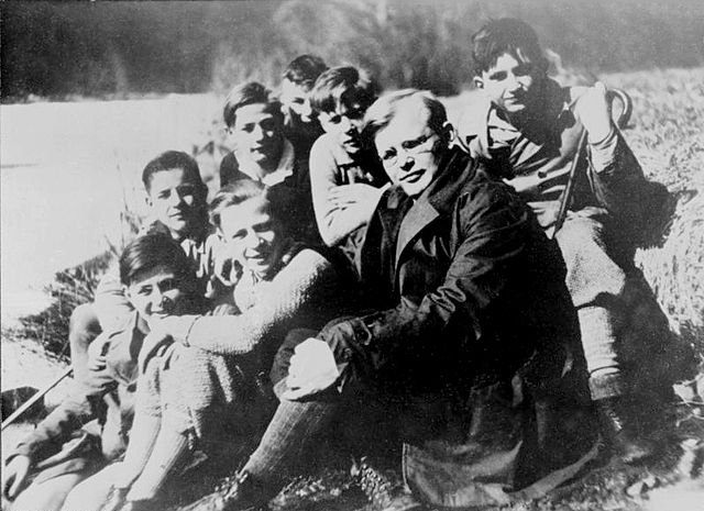 File:Bundesarchiv Bild 183-R0211-316, Dietrich Bonhoeffer mit Sch&uuml;lern.jpg