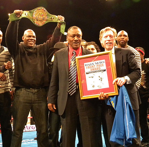 File:Joe Frazier awarded by the Daily News.jpg