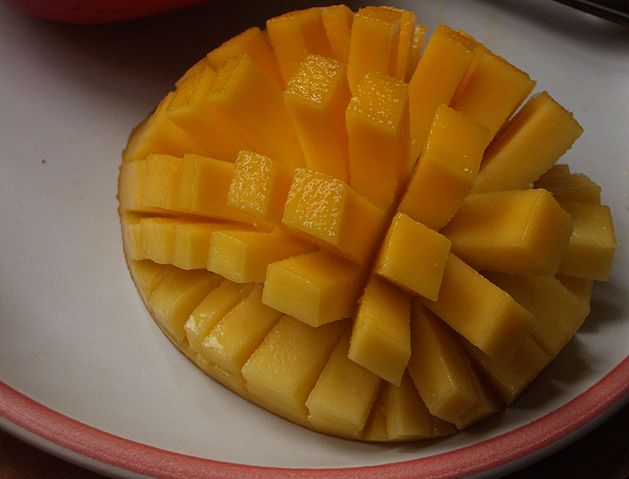 File:Sliced-cubed Mango 01.jpg