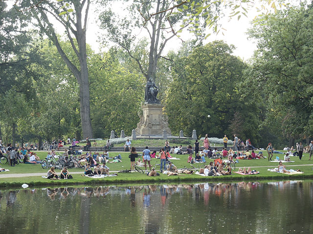 File:Vondelpark, Amsterdam.jpg