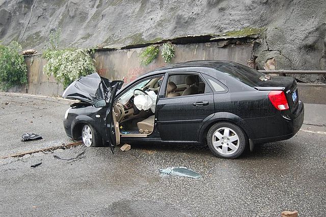 File:Smashed Car in Dujiangyan - 2008 Sichuan earthquake (1).jpg