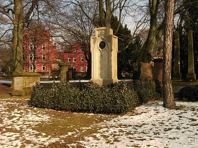 File:G&ouml;ttingen-Grave.of.Gau&szlig;.06.jpg
