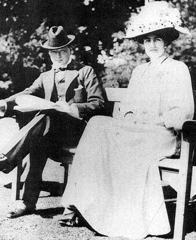 File:Winston Churchill (1874-1965) with fianc&eacute;e Clementine Hozier (1885-1977) shortly before their marriage in 1908.jpg
