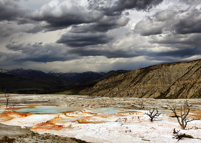 File:Upper Terraces of Mammoth Hot Springs.jpg