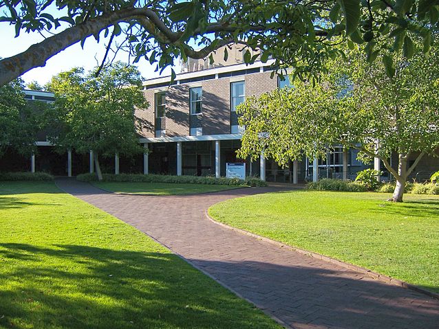 File:Flinders humanities courtyard.jpg