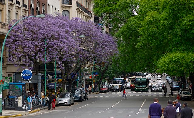 File:Buenos Aires - Avenida Santa Fe entre Maip&uacute; y Esmeralda.jpg
