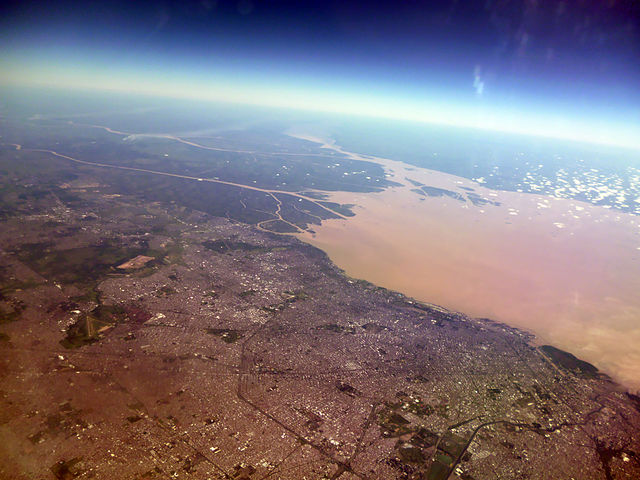 File:Buenos Aires y R&iacute;o de La Plata desde el aire.jpg