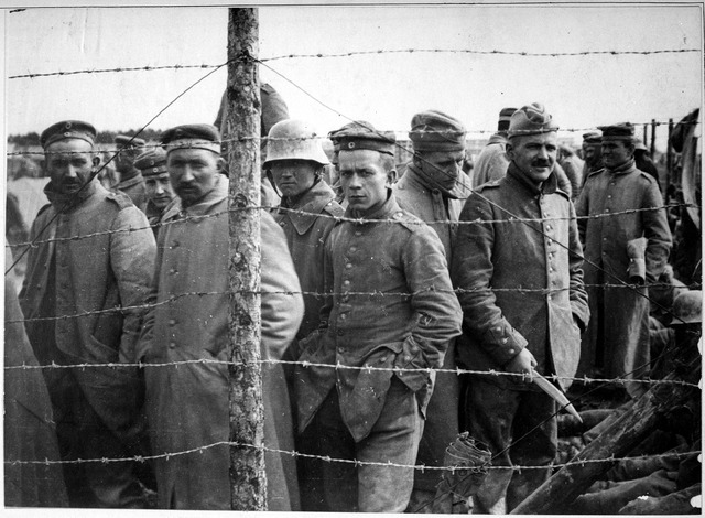 File:German prisoners in a French prison camp. French Pictorial Service., 1917 - 1919 - NARA - 533724.tif