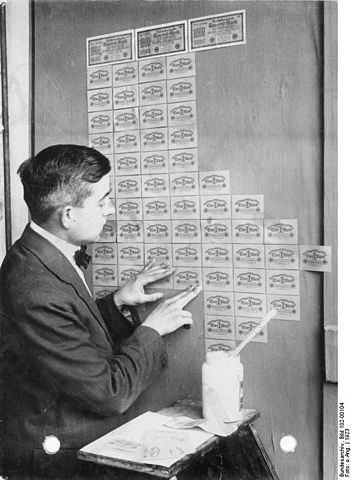 File:Bundesarchiv Bild 102-00104, Inflation, Tapezieren mit Geldscheinen.jpg