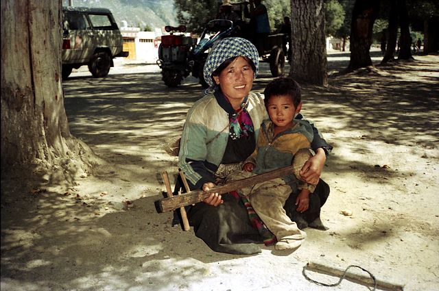 File:Mother & son playing lute. Lhasa 1993.jpg