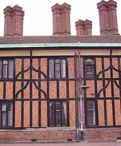 File:Windsor horseshoe cloister 01.JPG