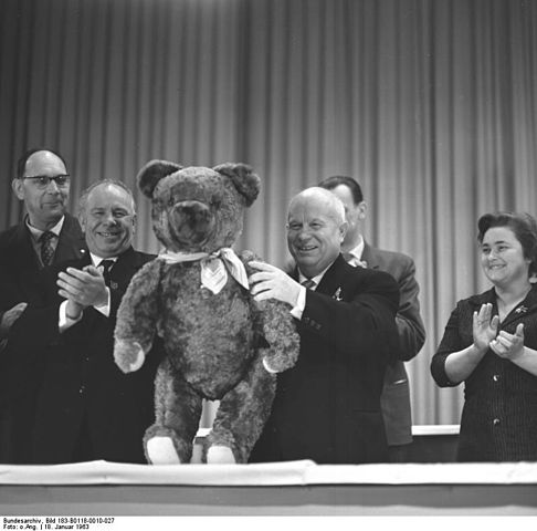 File:Bundesarchiv Bild 183-B0118-0010-027, Werk f&uuml;r Fernsehelektronik, Besuch Chruschtschow.jpg