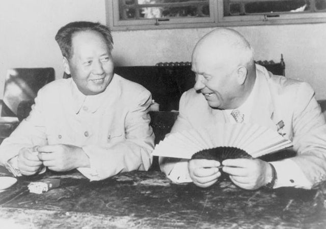 File:Mao Ts&eacute;-toung, portrait en buste, assis, faisant face &agrave; Nikita Khrouchtchev, pendant la visite du chef russe 1958 &agrave; P&eacute;kin.jpg