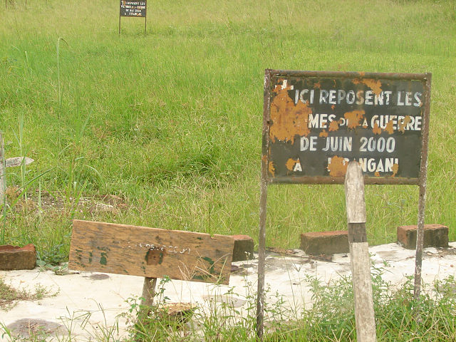 File:Cimeti&egrave;re M&eacute;morial de la guerre de 2000.JPG