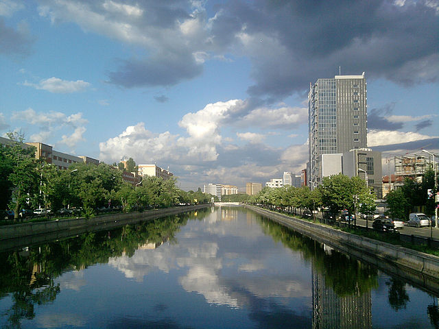 File:Dambovita near Ciurel Bridge in Bucharest .jpg