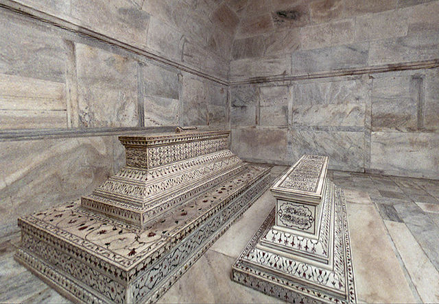 File:Tombs-in-crypt.jpg