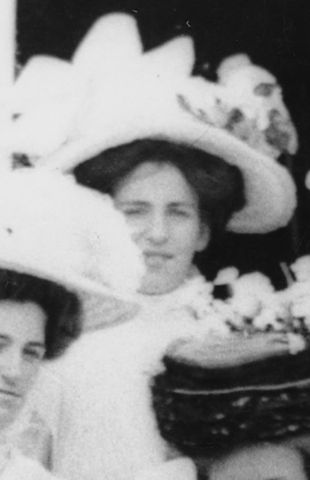 File:Gertrude Clark, mother of Edmund Hillary, 1909.jpg