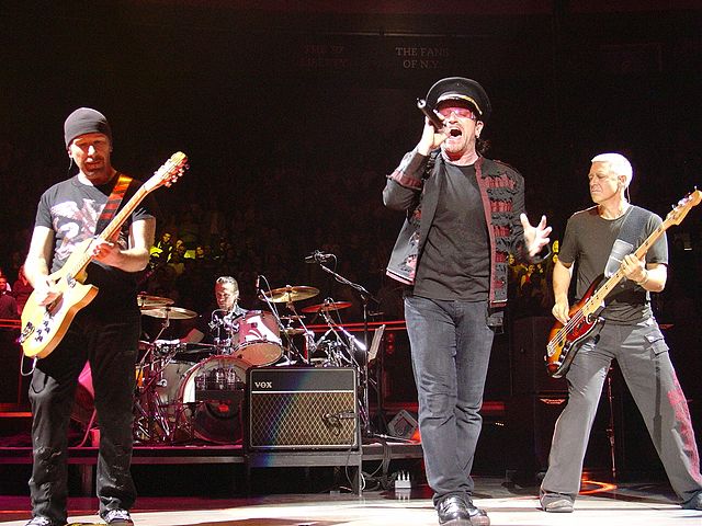 File:2005-11-21 U2 @ MSG by ZG.JPG