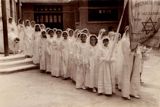 File:Egyptian Alexandria Jewish girls during BatMitzva.jpg